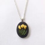 cabujon, bisuteria, bordado, collar, cintas, mechillas, manos obreras, bolivia, hecho a mano, artesanías