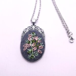 cabujon, bisuteria, bordado, collar, cintas, mechillas, manos obreras, bolivia, hecho a mano, artesanías