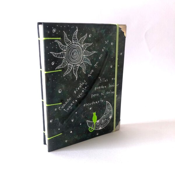 Cuadernos, pintados a mano, manos obreras, Bolivia, hecho a mano, artesanías, mujeres artesanas.