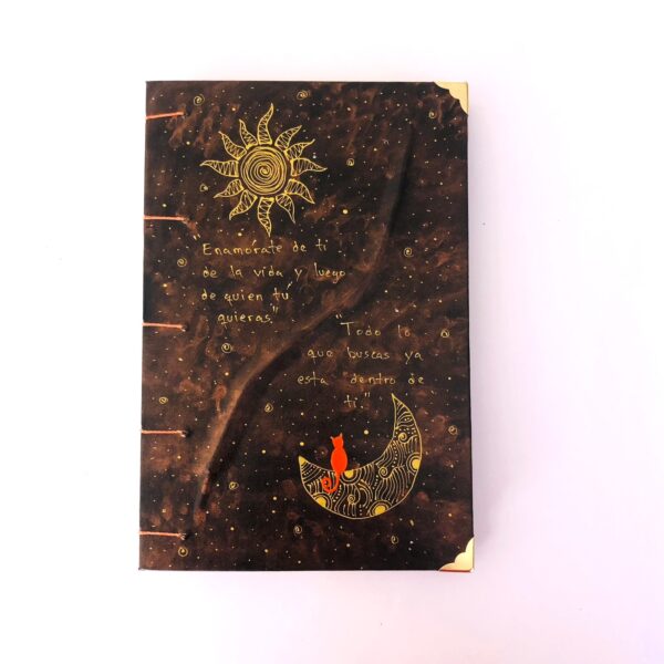 Cuaderno artesanal cosido copta, pintado a mano. Producto y Diseño Propio. Material: Plantilla de encuadernación , pintado con acrílico, con 98 hojas ecológicas variadas. Con separadores. Color: Variados. Medida: 22 cm. x 15 cm. * No exponer al sol y humedad excesiva.