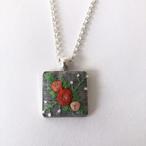 cabujon, bisuteria, bordado, collar, cintas, mechillas, manos obreras, bolivia, hecho a mano, artesanías