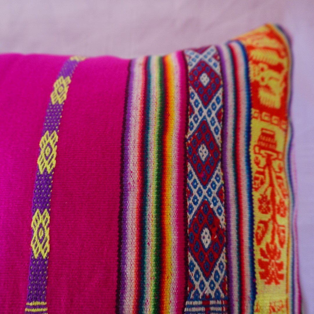 manos obreras, mujeres artesanas, bolivia, la paz, tejidos, almohadones, hogar, aguayo.