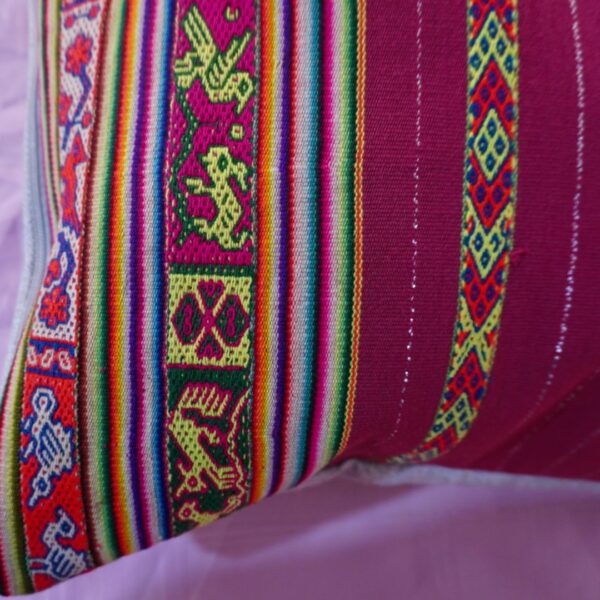 manos obreras, mujeres artesanas, bolivia, la paz, tejidos, almohadones, hogar, aguayo.