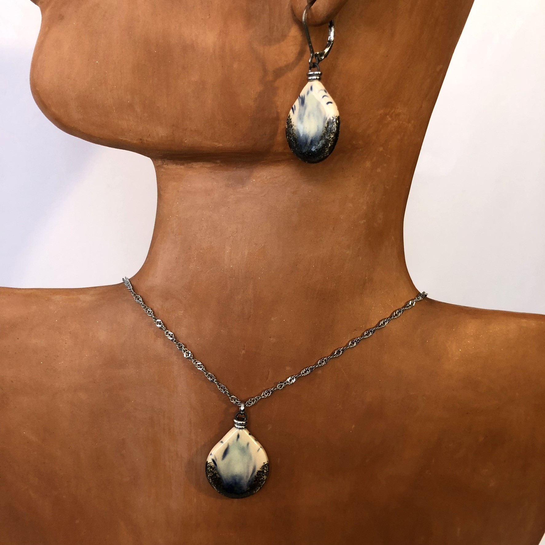 manos obreras, hecho a mano, mujeres, artesanas, bisuterÃa, cerámica, esmaltada, dijes, collares, aretes