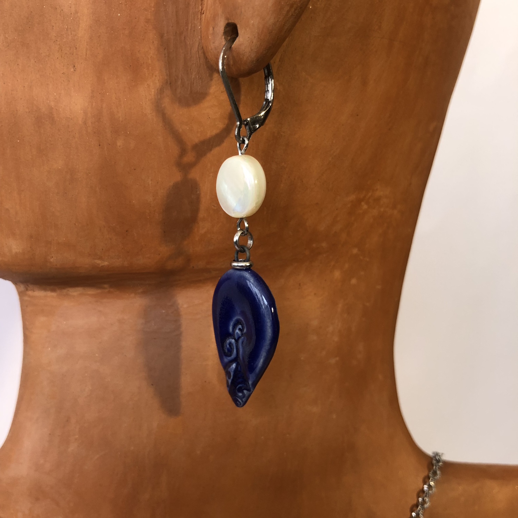 manos obreras, hecho a mano, mujeres, artesanas, bisutería, cerámica, esmaltada, dijes, collares, aretes