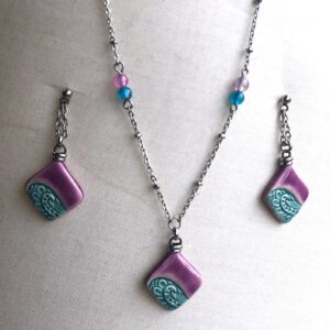 manos obreras. hecho a mano, mujeres artesanas, bisuteria, ceramica esmaltada, aretes, collar